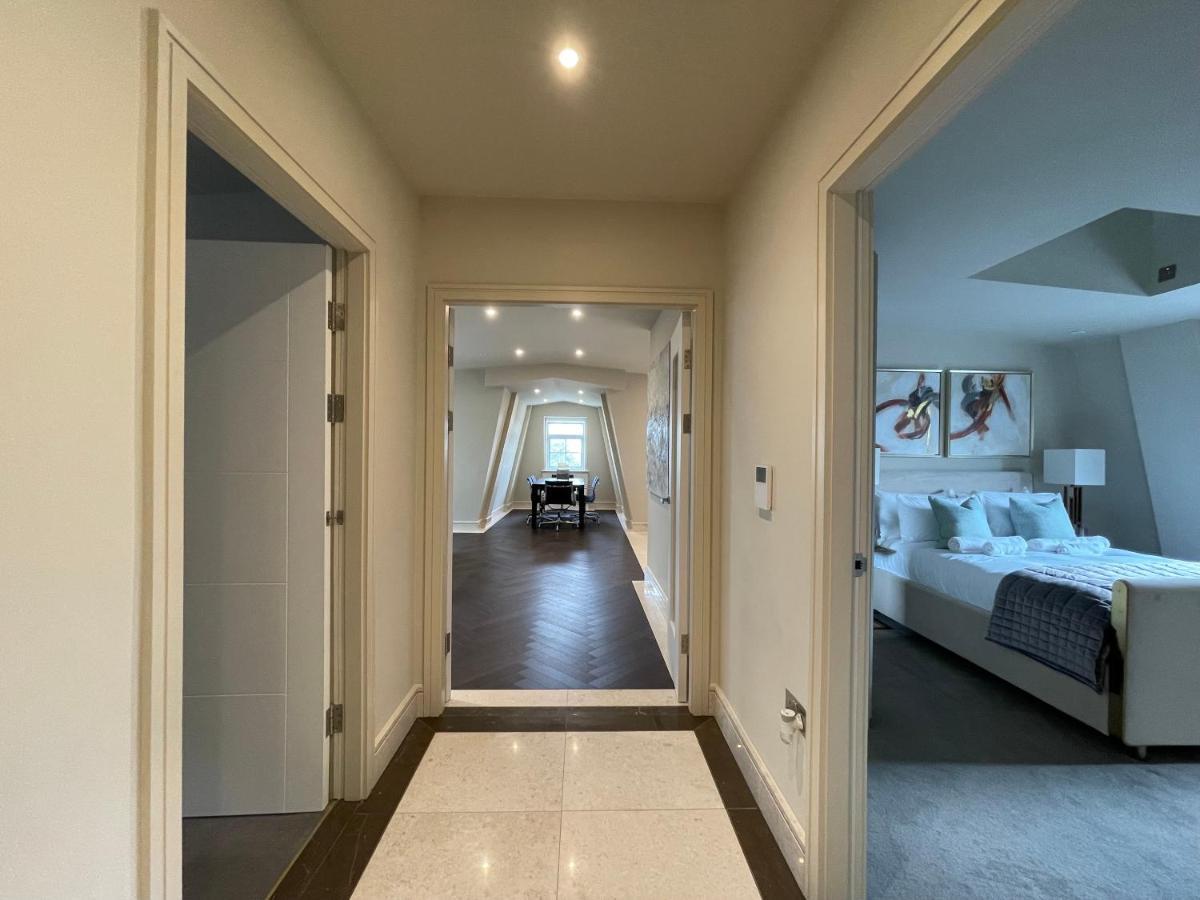 Luxurious, 2 Bed, 2 Bath Penthouse Apartment In Highly Desirable Chigwell Chcl F8 Exterior foto